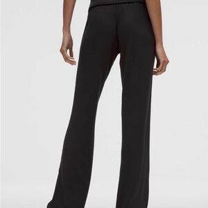 Lululemon BeCalm Mid-Rise Flared Pant
Black